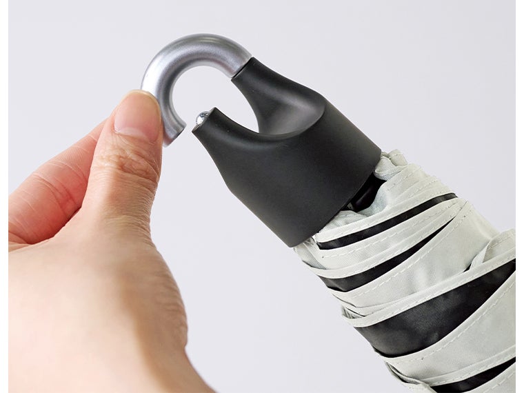 晴雨兼用　カラビナ付き手元折りたたみ傘の持ち手はカラビナ仕様です。