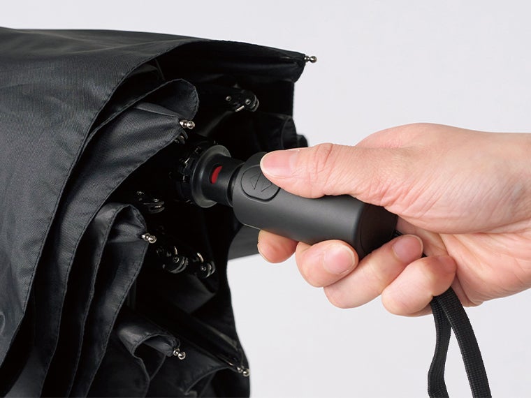 晴雨兼用　自動開閉折りたたみ傘はワンプッシュで操作可能！