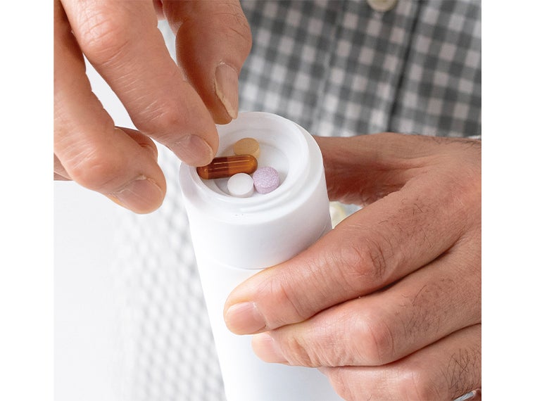 サプリメントケース付きスリムボトル１２０ｍｌは蓋部分がサプリケースになっております。