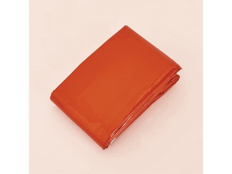 頭巾付防寒ポンチョは折りたたんでコンパクトにできます。