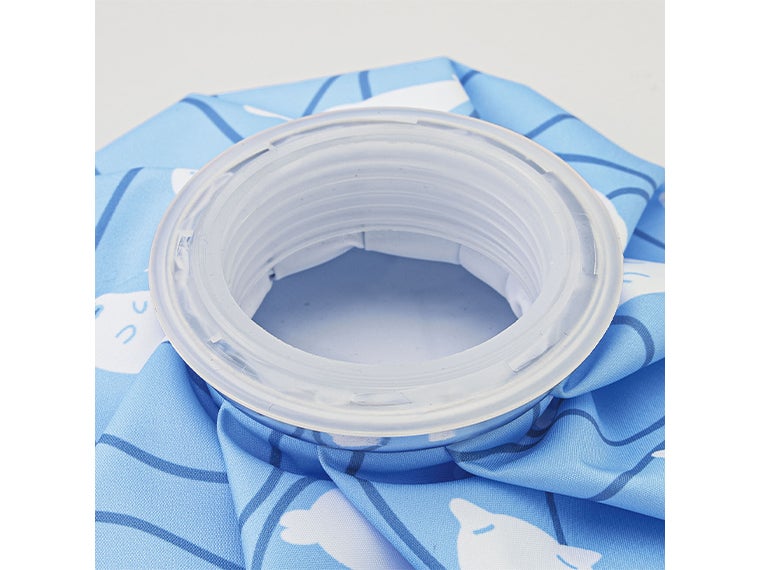 クース／氷のうの口元は広いので氷も入れやすい！