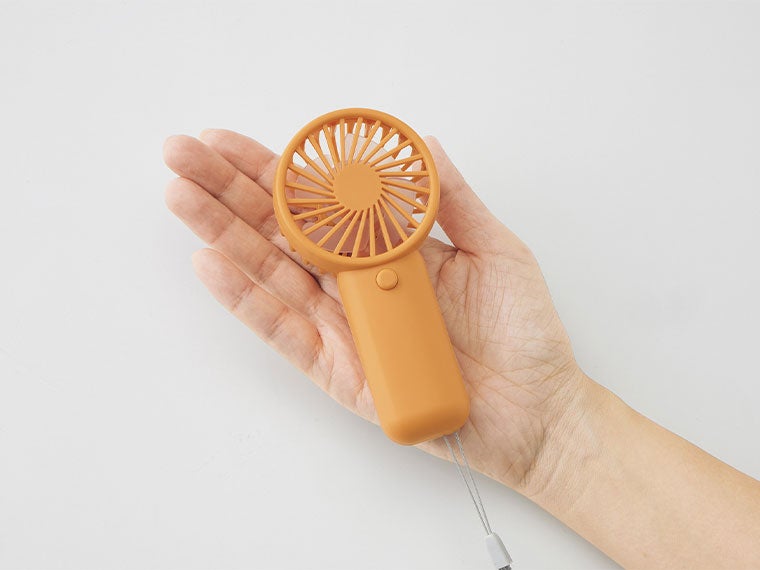 ポック／ハンディファンはコンパクトな手のひらサイズです。