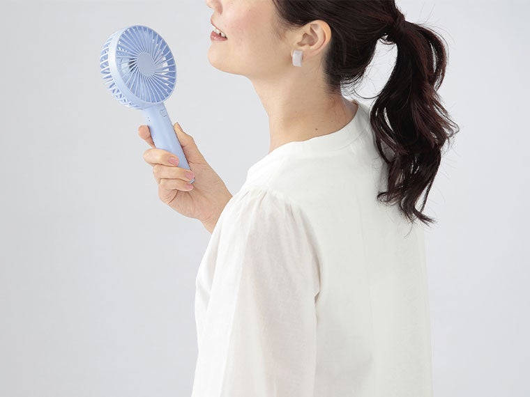 オル／USB充電式ハンディファンの使用イメージ