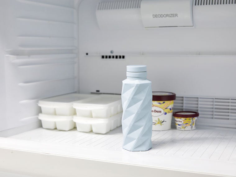 たためるスピナーシリコンボトルの使用イメージ