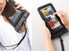 モバイルウォータープルーフポーチ　6.7インチ　ver.2はポーチに入れたままスマホの操作や通話ができます。