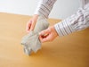ポータブルエコバッグ（収納袋付き）は折りたたまなくてもくしゅっと丸めるだけで収納袋に入れられます。