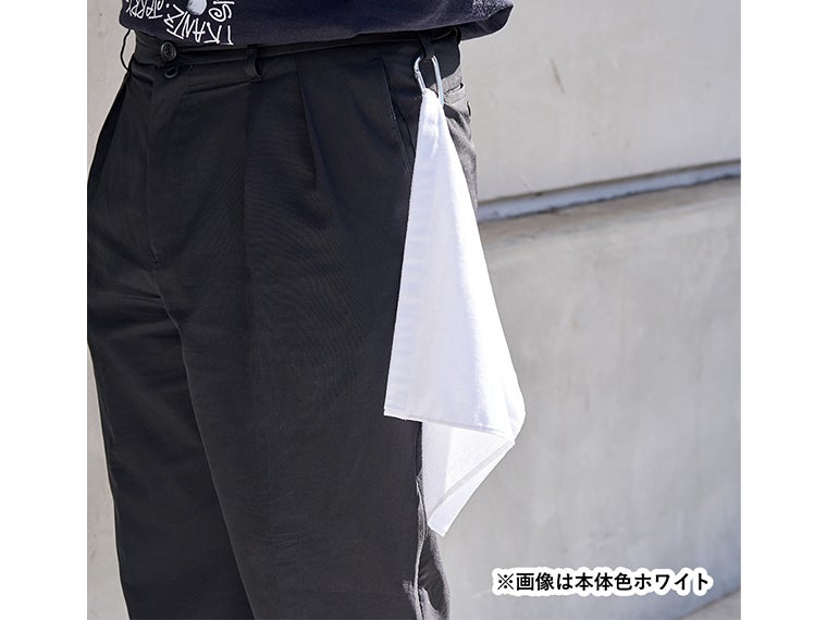 プリントしやすいコットンシャーリングカラビナ付ハンドタオルの使用イメージ画像。