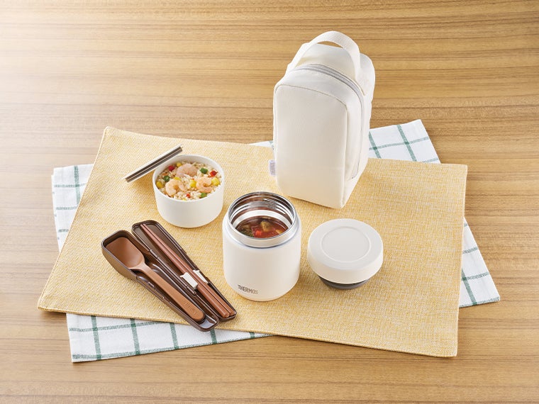 サーモス(THERMOS)JEE-551真空断熱スープランチセット 0.3Lの使用イメージ画像。
