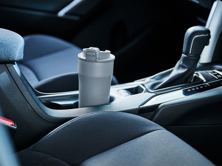 サーモス(THERMOS)JPI-420真空断熱ケータイタンブラー 0.42Lは車のドリンクホルダーにもセットできるサイズ感です。