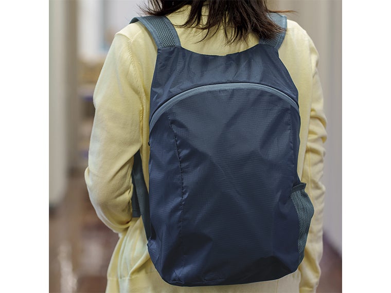 コンパクト収納リュックの使用イメージ画像。