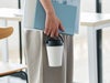 ハンドル付カフェタンブラー350mlの使用イメージ画像。