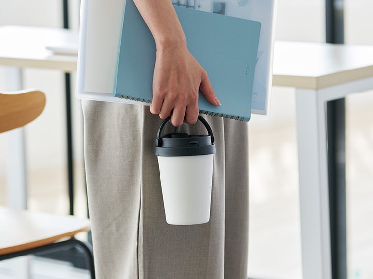 ハンドル付カフェタンブラー350mlの使用イメージ画像。
