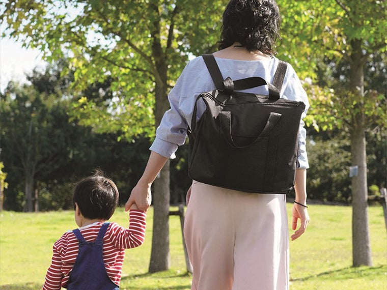 RB-02 3WAYリュックバッグはお子様と手を繋いで歩けます。