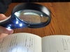 IL-01 ライト付きルーペのLEDライト使用イメージ画像。