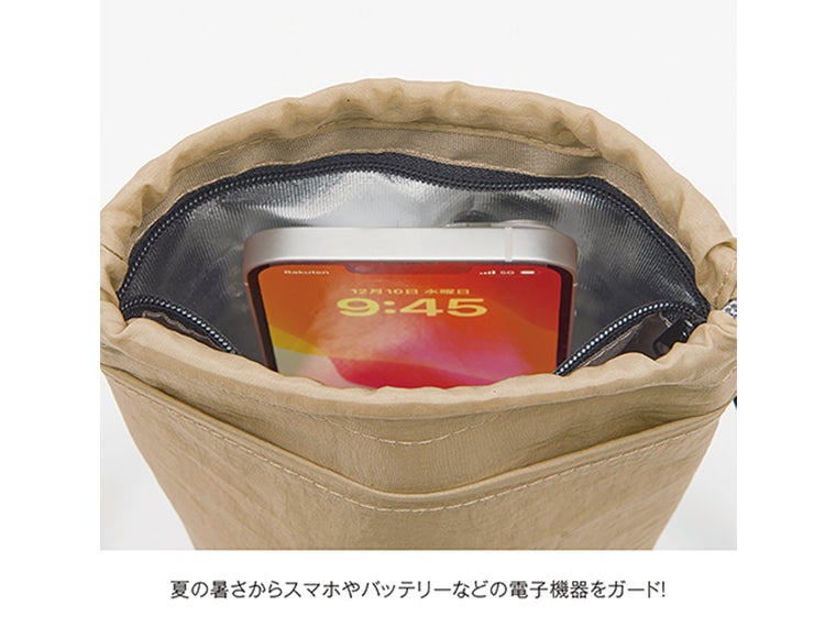 保冷温スイッチ・やわらか撥水ショルダーにスマホを入れた画像。