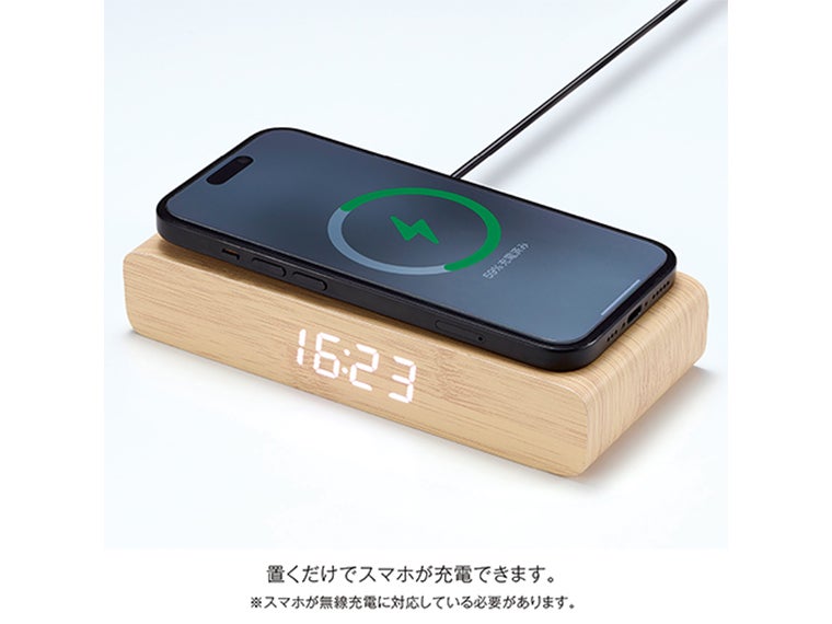 ウッドワイヤレスチャージャークロック10Wの使用イメージ画像。