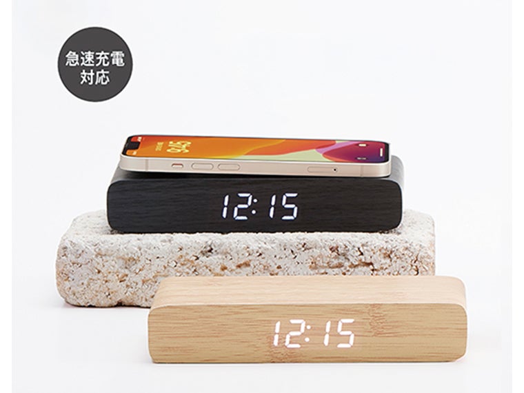 ウッドワイヤレスチャージャークロック10Wの使用イメージ画像。